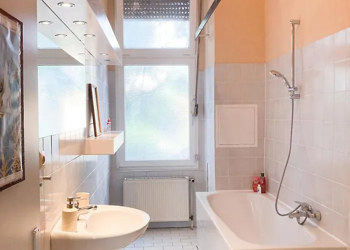 Sunny Renovated Ground-floor In Neukoelln בית נופש