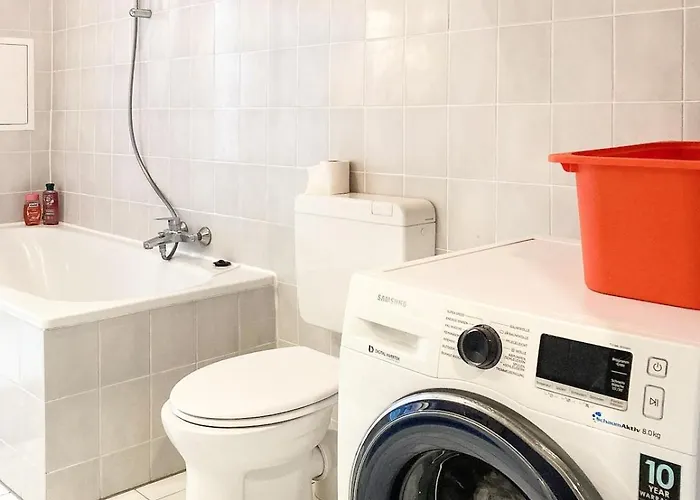 Sunny Renovated Ground-floor In Neukoelln