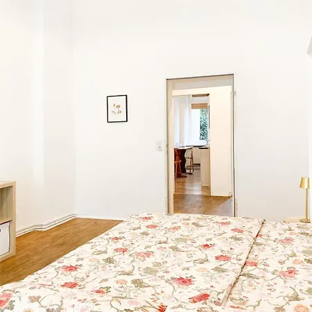 Sunny Renovated Ground-floor In Neukoelln * Berlín