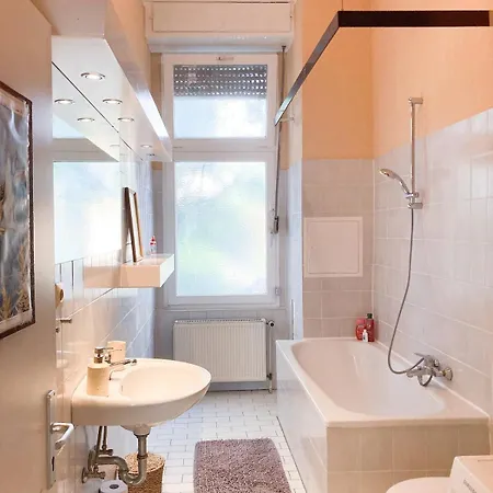 Sunny Renovated Ground-floor In Neukoelln Tatil Evi