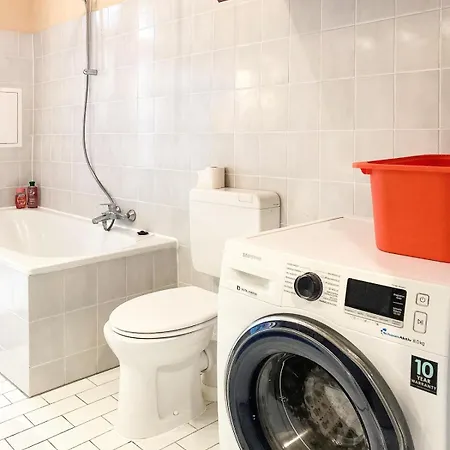 Renovated Ground-floor In Neukoelln
